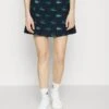 Lacoste Sport Golf Print Skirt - Rokken - Bleu Marine/Vert 2 Lacoste Sport Golf Print Skirt - Rokken - Bleu Marine/Vert -Golfserie Winkel b7559eade9184658940c6311ba323749